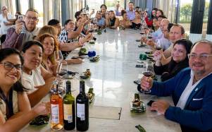 Asistentes a la cata privada previo al evento Gran Cava Supermaxi. Se trató de una invitación sensorial para apreciar el color, los aromas y los sabores de vinos nacionales.
