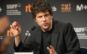 Eisenberg se inspiró en su paso por un teatro comunitario de Nueva Jersey para construir el universo emocional de su nueva película.