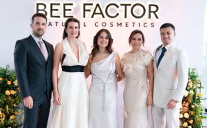 Lanzamiento de Bee Factor. En la foto posan Christos Kostarelos y Aliki Makri, fundadores de la marca de cosmética griega, así como los representantes en Ecuador, Jona Leiva, Alexandra Pazmiño y Joseph Leiva.