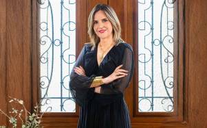 La periodista Gaby Baer posa para revista Hogar, ella conversó con el medio sobre su camino en el mundo de la comunicación.
