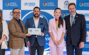 Fotografía del reconocimiento a Revista Vistazo con el Sello Empresa Inclusiva de ACNUR.