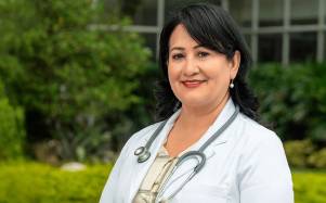 La doctora Glenda Ramos posando para revista Hogar.