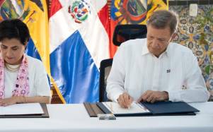 Los cancilleres Gabriela Sommerfeld y Roberto Álvarez acordaron reforzar los vínculos entre Ecuador y República Dominicana.