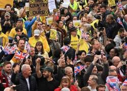Cientos de manifestantes republicanos se concentraron en Trafalgar Square a primera hora del sábado y colocaron enormes banderas amarillas en las que podía leerse abolir la monarquía, durante el día de la coronación del rey Carlos III y la reina Camila.