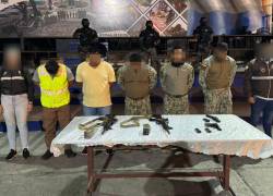 Imagen que muestra a los detenidos con relación a la carga contaminada, entre ellos cuatro militares.