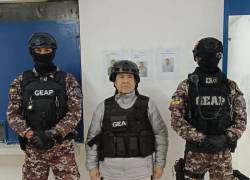 Pablo Muentes llegó a la cárcel de La Roca, en Guayaquil, custodiado por agentes de la Policía Nacional.