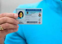 Referencial. Una mujer presenta su licencia de conducir.