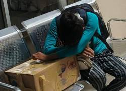 La fotografía difundida muestra a la madre aferrándose a una caja de cartón en la que estaba el cuerpo de su hija.