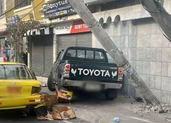Fotografía en la que se observa a la camioneta que conducía el procesado impactado contra un taxi, un poste y la pared de un local de ventas.