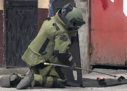 Un efectivo de una unidad especializada de la Policía manipula el explosivo.