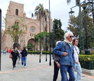 Personas recorriendo el centro de Cuenca.