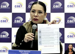 Diana Atamait muestra papeleta para capacitación.