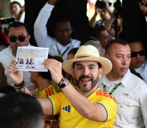 Candidato a la presidencia de Colombia, Abelardo de la Espriella, ejerciendo su derecho al voto.