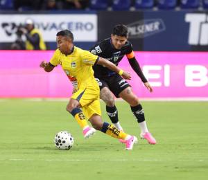 Danny Luna enfrentando a Jordy Alcívar en el partido de LigaPro entre Delfín SC e Independiente del Valle.