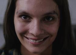 ACOMPAÑA CRÓNICA: EEUU CINE AME774. LOS ÁNGELES (ESTADOS UNIDOS), 29/09/2022.- Fotograma cedido hoy por Paramount Pictures que muestra a Caitlin Stasey mientras interpreta a Laura Weaver en la película de terror Smile. Históricamente el género de terror siempre ha sido muy proclive a mostrar los miedos o las ansiedades de la sociedad y de distintos colectivos, explicó el cineasta Parker Finn a Efe unos días antes del estreno de su nueva película, Smile, producida por el estudio Paramount Pictures. EFE/ Paramount Pictures /SOLO USO EDITORIAL /SOLO DISPONIBLE PARA ILUSTRAR LA NOTICIA QUE ACOMPAÑA (CRÉDITO OBLIGATORIO)