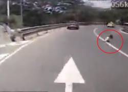 Video registra instante en que una niña cae de un taxi en la vía Perimetral y se salva de ser atropellada