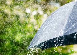 Imagen referencial de lluvia leve y paraguas.