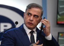 El fiscal general de Venezuela, Tarek William Saab, usa su teléfono antes de una conferencia de prensa en el Ministerio Público en Caracas el 13 de enero de 2025.