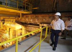 El Presidente, Daniel Noboa, durante un recorrido por la hidroeléctrica de Mazar.