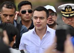 El presidente de Ecuador, Daniel Noboa (C), llega al Festival de la Independencia de Guayaquil en el Centro Cívico de Guayaquil, Ecuador, el 8 de octubre de 2025.