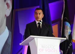 El presidente de Ecuador, Daniel Noboa, habla durante la 22.ª gala anual y entrega de los Premios al Liderazgo 'Mosaico de Voces' este miércoles, en Washington.