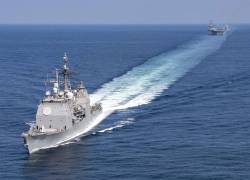 La foto muestra al crucero de misiles guiados USS Philippine Sea (CG 58) de la Armada de EE. UU. transitando por el Estrecho de Ormuz, en noviembre de 2023.