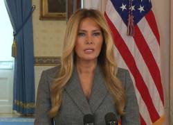 Captura de video tomada de una transmisión de La Casa Blanca de la primera dama de EE.UU. Melania Trump dando una declaración este jueves, en Washington.