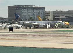 Fotografía que muestra el avión afectado, en el Aeropuerto Internacional de Los Ángeles.