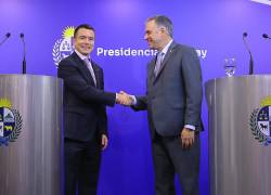 El presidente de Uruguay, Yamandú Orsi (d), estrecha la mano con su homólogo de Ecuador, Daniel Noboa, durante una rueda de prensa este martes.