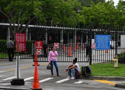 Personas esperan afuera de las instalaciones del Servicio de Inmigración y Control de Aduanas de EE. UU. (ICE) en Miramar, Florida, el 22 de septiembre de 2026.