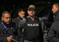 El ministro del Interior de Ecuador, John Reimberg, encabeza un operativo policial durante el toque de queda para combatir el crimen organizado, en Quito, en la madrugada del 14 de mayo de 2026.