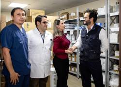 El presidente del Consejo Directivo del IESS, Édgar Lama, junto a autoridades del Centro de Especialidades y Diálisis La Mariscal, en las bodegas del ente.