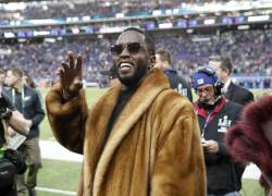 Fotografía de archivo fechada el 04 de febrero de 2018 que muestra al empresario Sean Combs saludando en el campo antes del inicio del Super Bowl LII en el US Bank Stadium en Minneapolis, Minnesota (EE.UU.).