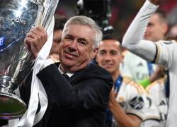 El entrenador italiano del Real Madrid, Carlo Ancelotti, levanta el trofeo para celebrar la victoria al final de la final de la UEFA Champions League ante el Borussia Dortmund, en Londres, el 1 de junio de 2024.