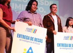 El presidente de la República Daniel Noboa, realizo la entrega de 10 mil becas para que jovenes puedan capacitarse en temas de Inteligencia Artificial.