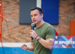 El mandatario Daniel Noboa interviene durante un evento en la Unidad Educativa Bilingüe de la ciudad de Cuenca.