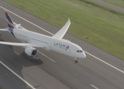 Uno de los aviones de LATAM Airlines Ecuador a punto de despegar.
