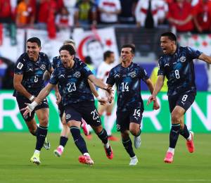 Matías Galarza celebra con sus compañeros tras marcar el primer gol de su equipo durante el partido entre Turquía y Paraguay.