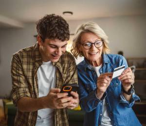 El desafío para el sistema financiero es diseñar canales digitales sencillos, seguros y pedagógicos para que los adultos mayores puedan integrarse.