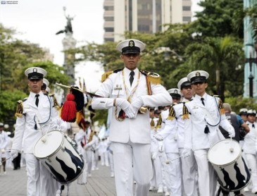 Estudiantes saludaron a Guayaquil en sus fiestas octubrinas