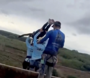 Tres instructores de bungee jumping van a prisión por haber lanzado a una mujer al vacío.