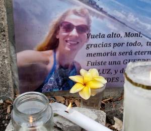 Vista de un altar en homenaje a la fallecida activista ambiental polaca Monika Silva Koniuszek en un parque de Montañita, provincia de Santa Elena, Ecuador, el 12 de junio de 2026.