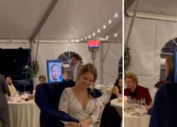 Su novio se enfermó el día de la boda y lo reemplazó por un maniquí