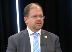 John Reimberg acusa a juez de dejar en libertad a un líder criminal.