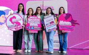 Ministra Gilda Alcívar junto a la vicepresidenta de la República, María José Pinto, en el lanzamiento del programa Mujeres que Transforman 2026.