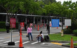 Personas esperan afuera de las instalaciones del Servicio de Inmigración y Control de Aduanas de EE. UU. (ICE) en Miramar, Florida, el 22 de septiembre de 2026.