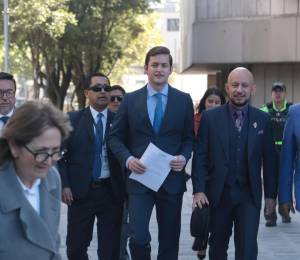Esteban Torres junto a su bancada de ADN acudieron a la Fiscalía en Quito.