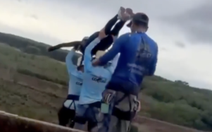 Tres instructores de bungee jumping van a prisión por haber lanzado a una mujer al vacío.