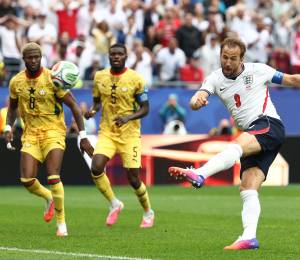 Harry Kane dispara a puerta durante el partido de fútbol de la Copa Mundial de 2026 entre Inglaterra y Ghana.