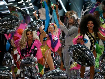 Moda, extravagancia y música en los MTV VMA 2015